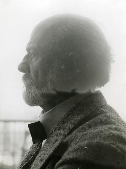 Portrait d'Auguste Perret de profil sur la terrasse de l'immeuble de la rue Franklin