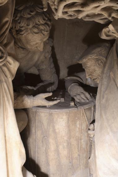 Saint-Mihiel, église Saint-Étienne, enfeu, bas-côté sud, Mise au tombeau du Christ, soldats romains jouant aux dés la tunique du Christ