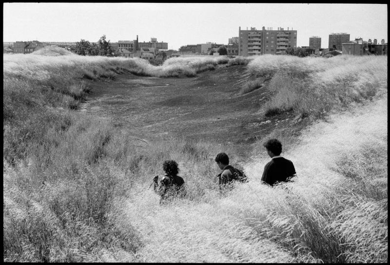 Quartiers Nord de Marseille, 1984. Cité Bassens. "La terre rouge". (Chérif, Yahia et Hocine) © Patrick Zachmann / Magnum Photos