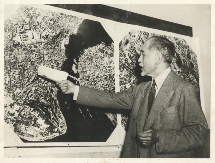 Henri Prost devant la vue aérienne du centre de la Corne-d'Or avant la construction du pont Atatürk