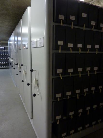Vue des réserves du Centre d'archives d'architecture du XXe siècle