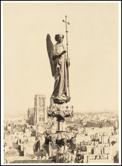 Ange du pignon est de la Sainte-Chapelle à Paris réalisé par Adolphe-Victor Geoffroy-Dechaume, Charles Marville, tirage sur papier albuminé, 1856 