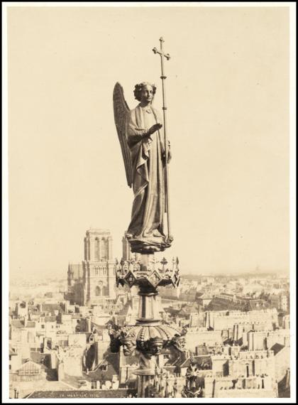 Ange du pignon est de la Sainte-Chapelle à Paris réalisé par Adolphe-Victor Geoffroy-Dechaume, Charles Marville, tirage sur papier albuminé, 1856