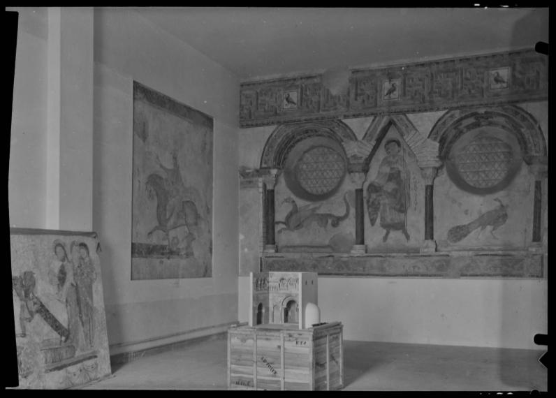 Musée des Monuments français, salle du baptistère de Saint-Jean Saint-Maurice à Poitiers. Photographie de Charles Hurault