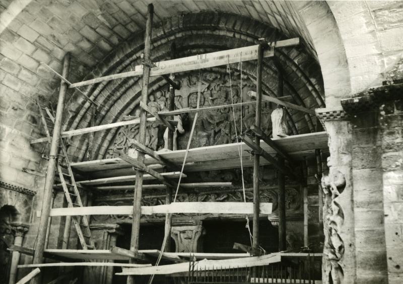 Estampage du tympan de l'église abbatiale Saint-Pierre, à Beaulieu-sur-Dorgogne, en 1957