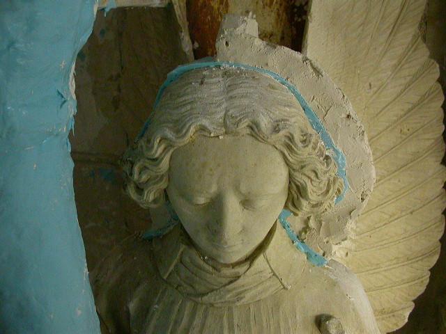 Solesmes, ange de la mise au tombeau du Christ, prise d'empreinte à l'élastomère (en bleu) 