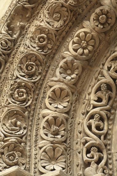 Avallon, église Saint-Lazare, portail sud de la façade occidentale, détail des feuillages fantaisistes des voussures, vers 1160