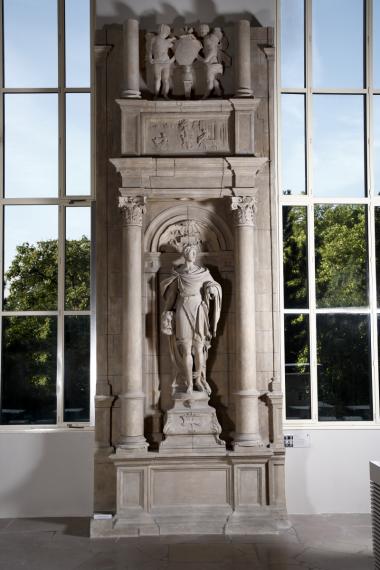 Caen, hôtel d’Escoville, trumeau séparant les fenêtres de la cour d’honneur, première moitié du XVIe siècle : David brandissant la tête de Goliath. Moulage, Jean Pouzadoux, 1881