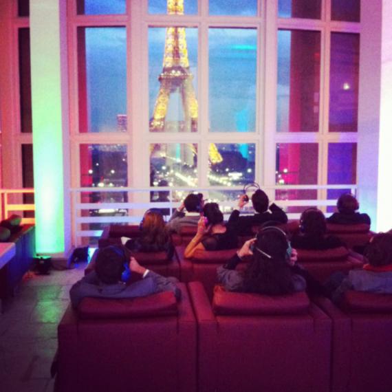 Silent Disco dans le salon d'accueil de la bibliothèque face à la Tour Eiffel