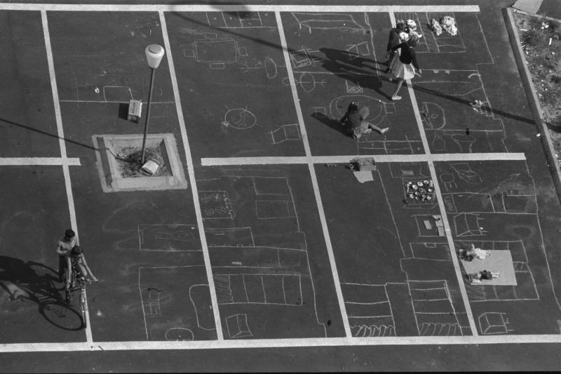 Dessins et jeux sur un parking quartier des Sablons, 1968 © Jacques Windenberger