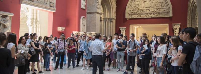 Jean-Marc Hoffman présente la galerie des moulages auprès étudiants en architecture