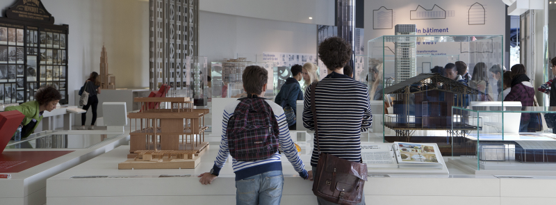 Deux étudiants autour de la maquette du Crystal Palace