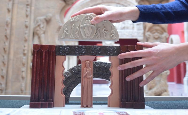 Portail roman tactile