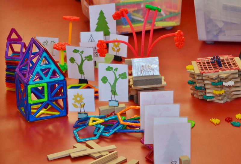 jeux de construction : une ville dans un jardin