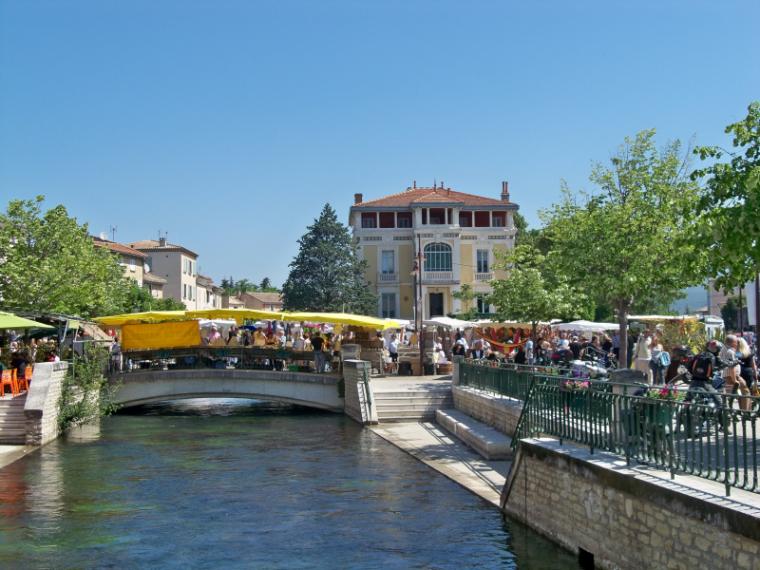 Marché hebdomadaire à L'Isle sur la Sorgue (84) Marianne Casamance [CC BY-SA 3.0 (httpscreativecommons.orglicensesby-sa3.0)]