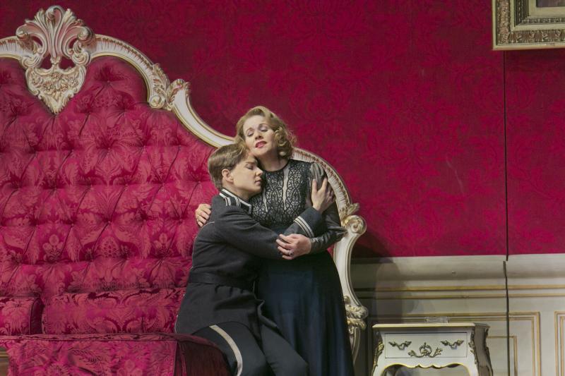 Elīna Garanča dans le rôle d'Octavian et Renée Fleming dans le rôle de Marschallin dans « Der Rosenkavalier » de R. Strauss. Photo de Ken Howard / Met Opera