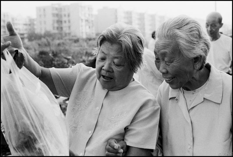 deux dames revenant du marché