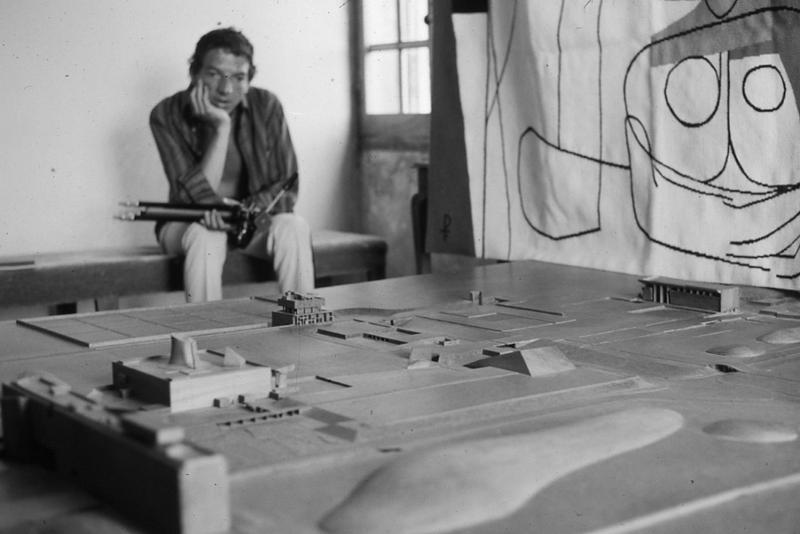 Henri Ciriani devant la maquette de Chandigarh lors de l’exposition Le Corbusier au Pavillon de Vendôme, Aix-en-Provence. 1967 (Cité de l'architecture & du patrimoine/Musée des Monuments français ; cliché Michel Desjardins)