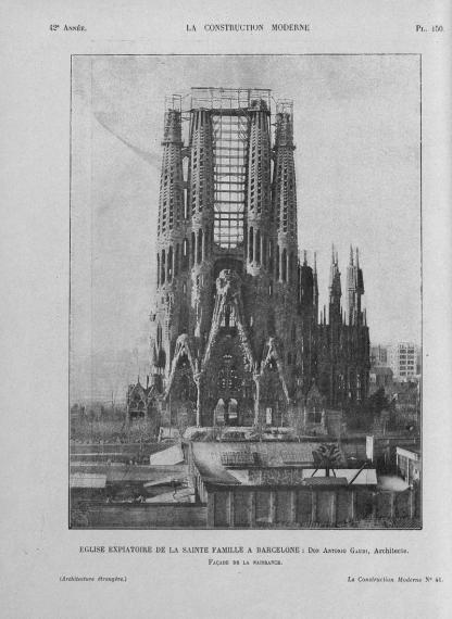 planche de la revue construction moderne avec une photographie en noir et blanc de la façade de la nativité de la sagrada familia en 1927. La vue montre la façade entière, les tours ne sont pas terminées, il y a des échafaudages et le bâtiment n'a pas encore d'autres façades.