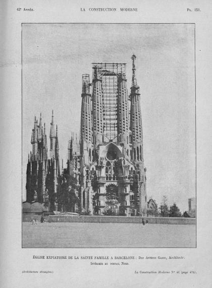 planche issue de la revue la construction moderne montrant une photographie en noir et blanc du portail nord de la Sagrada Familia. C'est la seule façade déjà construite, il y a une partie de l'abside sur le côté gauche. La façade est déjà très décorée. On voit les échafaudages entre les tours.