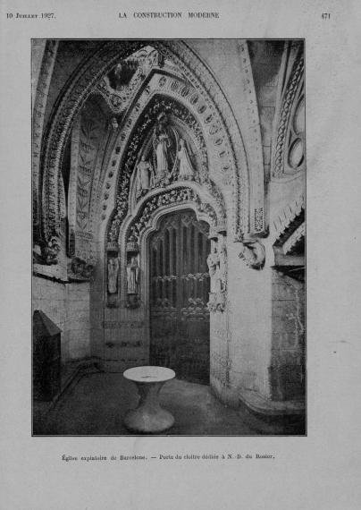 planche issue de la revue la construction moderne montrant une photographie en noir et blanc d'une porte, très décorée, avec des statues sur le tympan.
