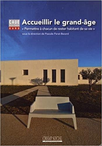 Couverture du livre Accueillir le grand âge. Elle montre un banc devant un bâtiment.