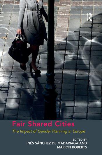 Couverture du livre Fair shared cities. Il montre une femme marchant dans la rue.