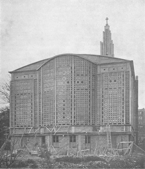 Photographie en noir et blanc de l'abside de l'église notre dame du raincy en 1922-1924. Le chantier n'est pas tout à fait terminé, il reste des éléments d'échafaudage et des échelles