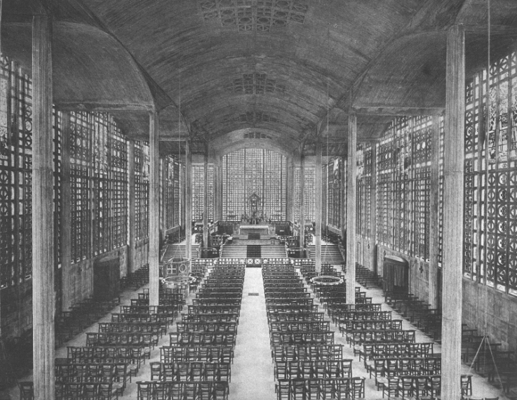 Photographie en noir et blanc montrant la nef de l'église notre-dame du raincy en 1924. l'église est vide.