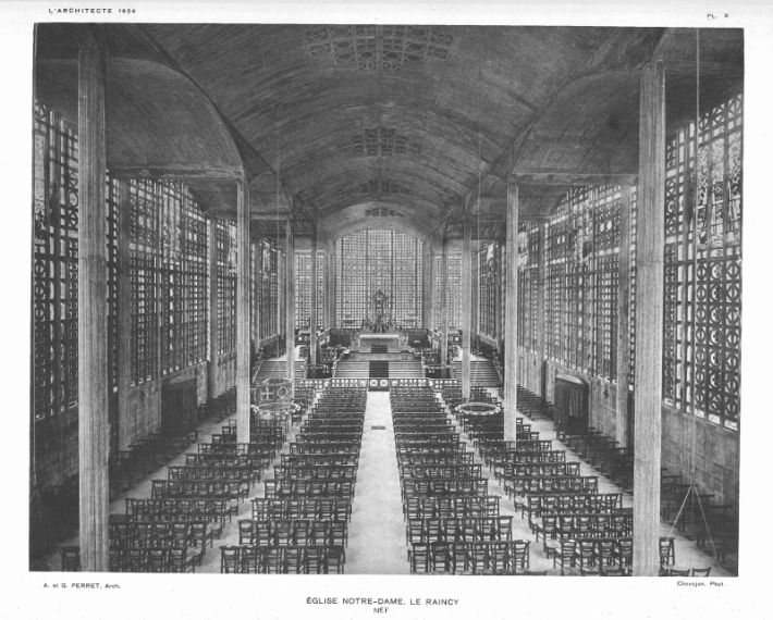 Planche de la nef de l'église notre dame du raincy. L'église est vide et la photographie très symétrique