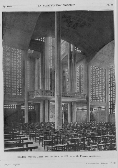 Planche de l'orgue de l'église notre dame du raincy. L'église est vide, on voit les chaises alignées devant l'orgue.