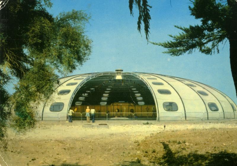 Vue extérieure de la piscine