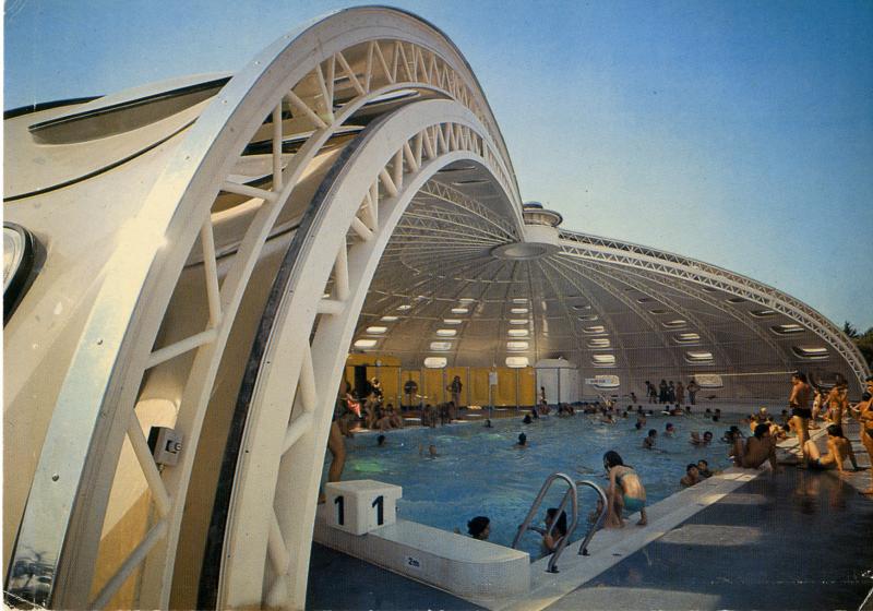 Vue extérieure de la piscine depuis la plage