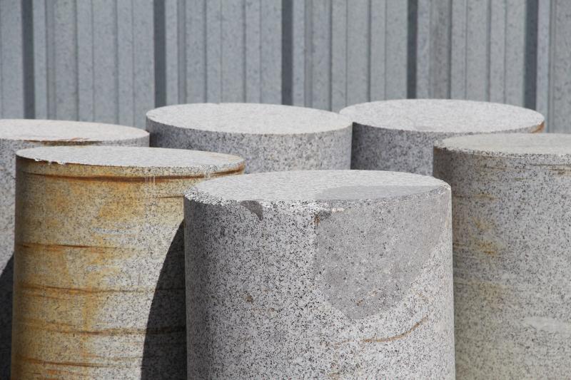 Bornes cylindriques invendues pour cause d’imperfections © ADT architectes
