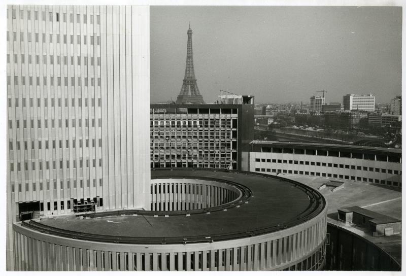 Maison de la Radio en construction avec la tour Eiffel au loin. (Fonds Henry Bernard, Académie d'architecture/CAPa/Archives d'architecture contemporaine/ADAGP)
