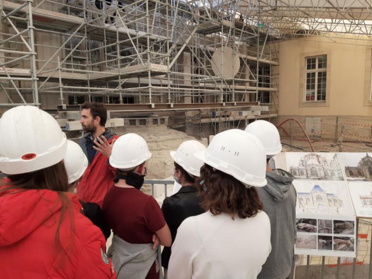 Dispositif EAC « Une école, un chantier » à la cathédrale Saint-Bénigne de Dijon (Côte-d’Or).