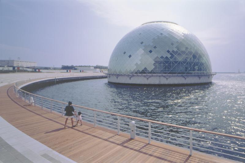 Musée maritime d'Osaka vue depuis le port