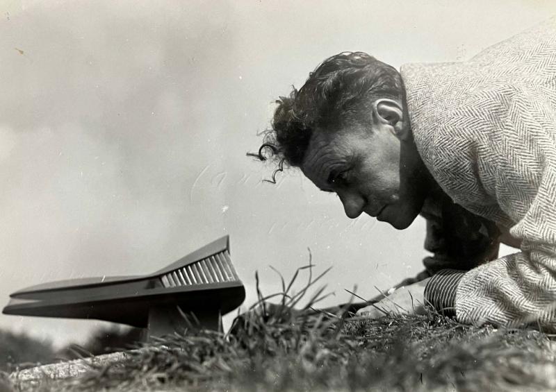 Roger Le Flanchec avec la maquette du projet de l’auberge laïque de jeunesse à l'île-Grande à Pleumeur-Bodou. N.d. (cliché anonyme).