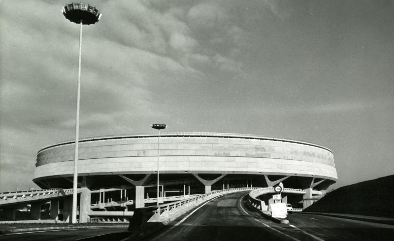 Aérogare 1 de Roissy-Charles-de-Gaulle (1967-1974), vue depuis la voie d’accès principale. Photographie Jean Cassan, s.d. Archives du Groupe ADP