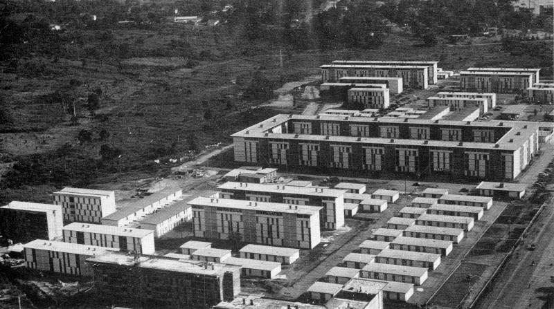Vue aérienne partielle d'un ensemble de 1300 logements à Abidjan, extrait de L'Architecture d'aujourd'hui n°101, p. 30, 1962.