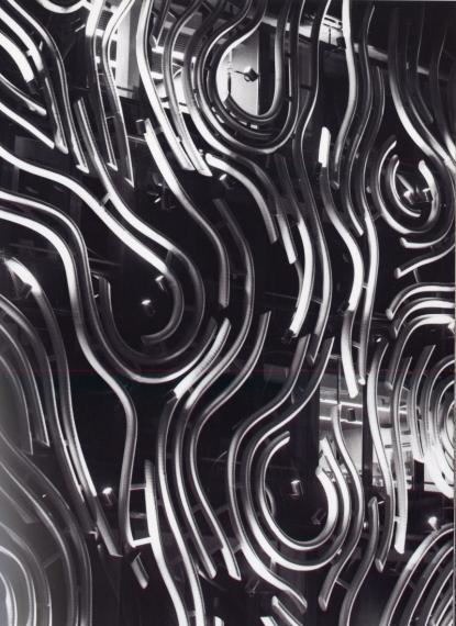 Détail de nuit de la façade éphémère pour l’immeuble des Parfums Rochas, rue François Ier, Paris 8e ; Pierre Sabatier, sculpteur, 1974.  