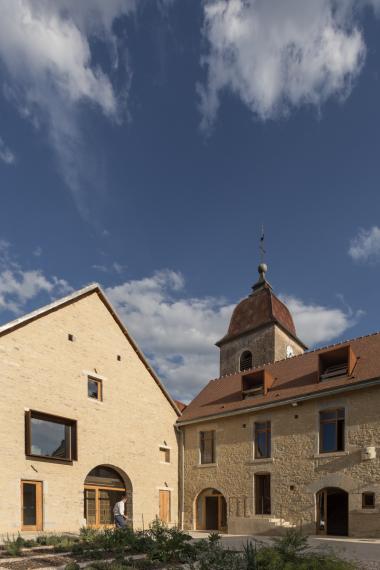 Vue de l’ancien presbytère et du clocher de l’église, Lantenne-Vertière