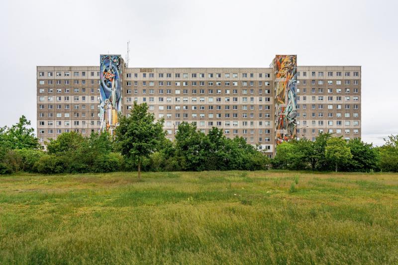 Ancien foyer du centre éducatif de Halle-Neustadt, mettant en valeur deux peintures murales monumentales des années 1970
