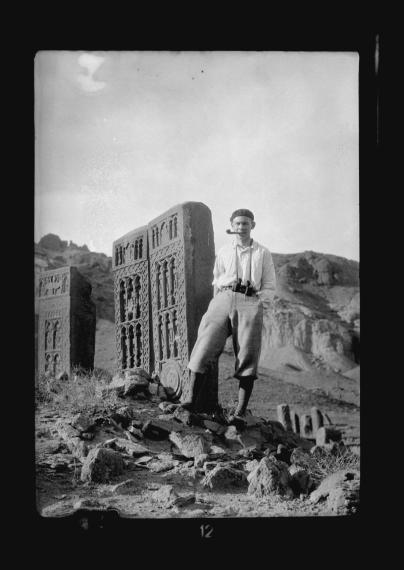 Aram Vruyr, Jurgis Baltrušaitis posant devant des khatchkars à Djoulfa dans le Nakhitchevan, 1928, tirage photographique, Paris, bibliothèque de l’INHA [Cote : Archives 190]
