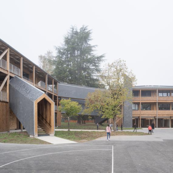 vue de la cour de l'école maternelle Marancy Pau