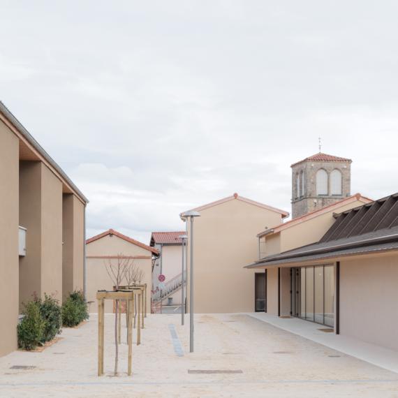 vue extérieur centre-bourg Saint-Georges-Haute-Ville 