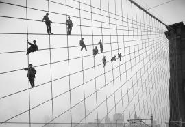 Peintres sur les câbles du pont de Brooklyn, New York, 1914